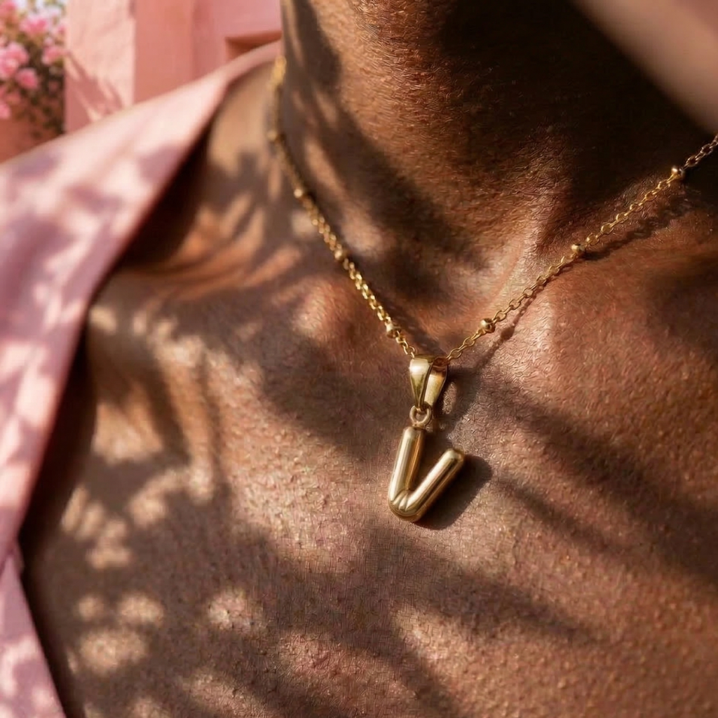 Collier lettre V